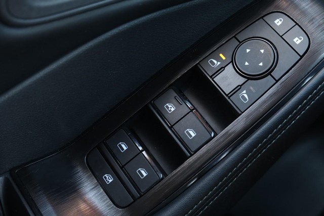 Nissan Rogue Vehicle Image 17