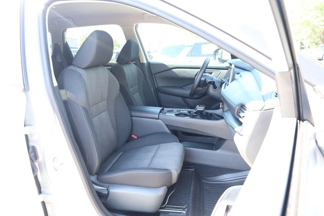 Nissan Rogue Vehicle Image 24