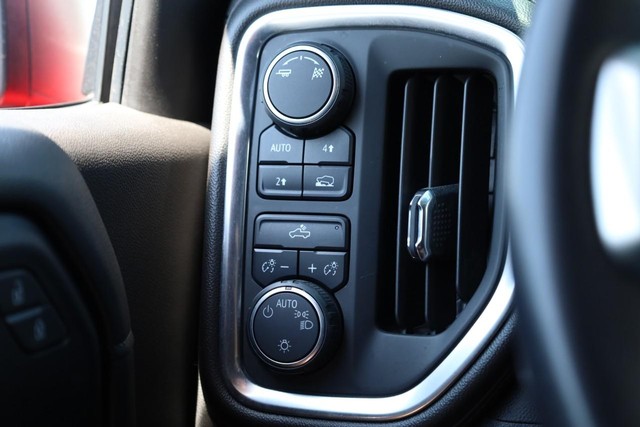 Chevrolet Silverado 1500 Vehicle Full-screen Gallery Image 18