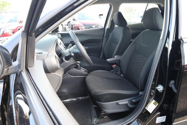 Nissan Kicks Vehicle Image 08