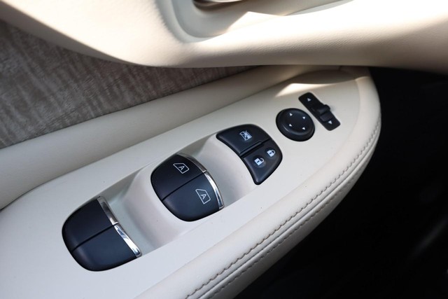 Nissan Murano Vehicle Image 21