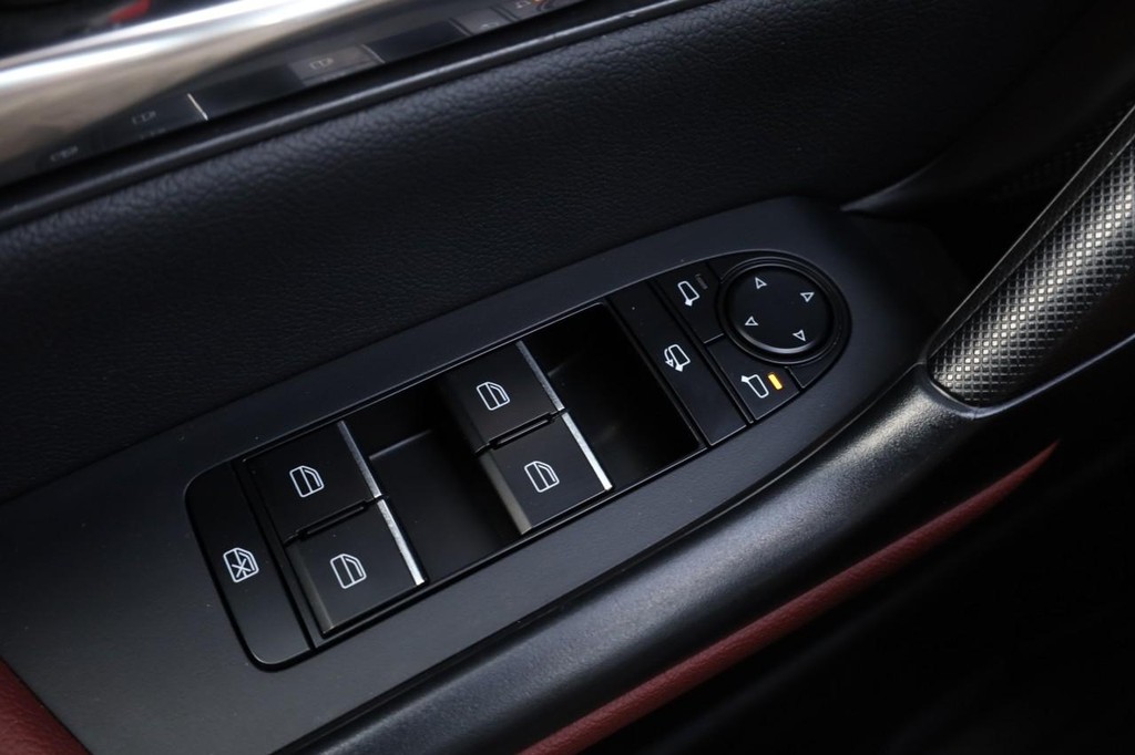 Mazda CX-50 Hybrid Vehicle Full-screen Gallery Image 19