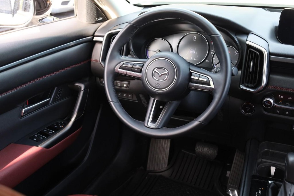 Mazda CX-50 Hybrid Vehicle Full-screen Gallery Image 25