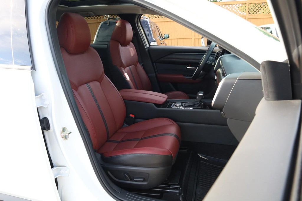 Mazda CX-50 Hybrid Vehicle Full-screen Gallery Image 26