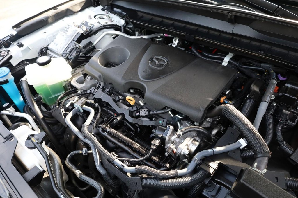 Mazda CX-50 Hybrid Vehicle Full-screen Gallery Image 27