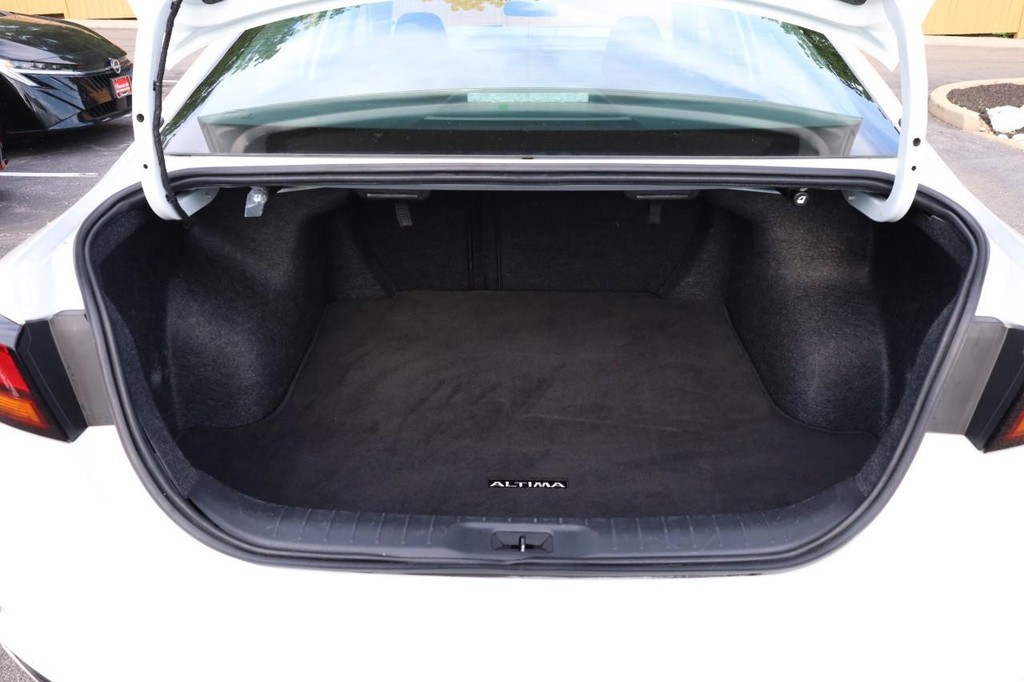 Nissan Altima Vehicle Full-screen Gallery Image 7