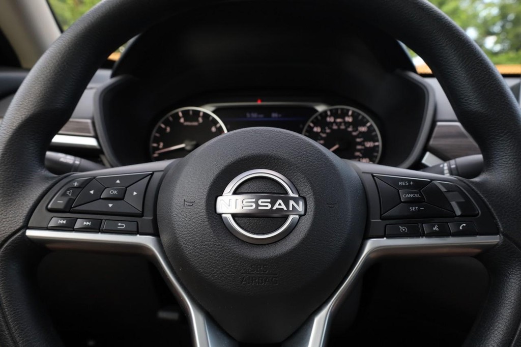 Nissan Altima Vehicle Full-screen Gallery Image 9
