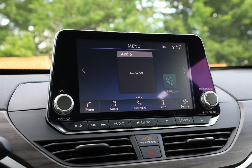 Nissan Altima Vehicle Full-screen Gallery Image 11