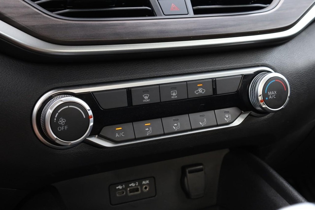 Nissan Altima Vehicle Full-screen Gallery Image 13