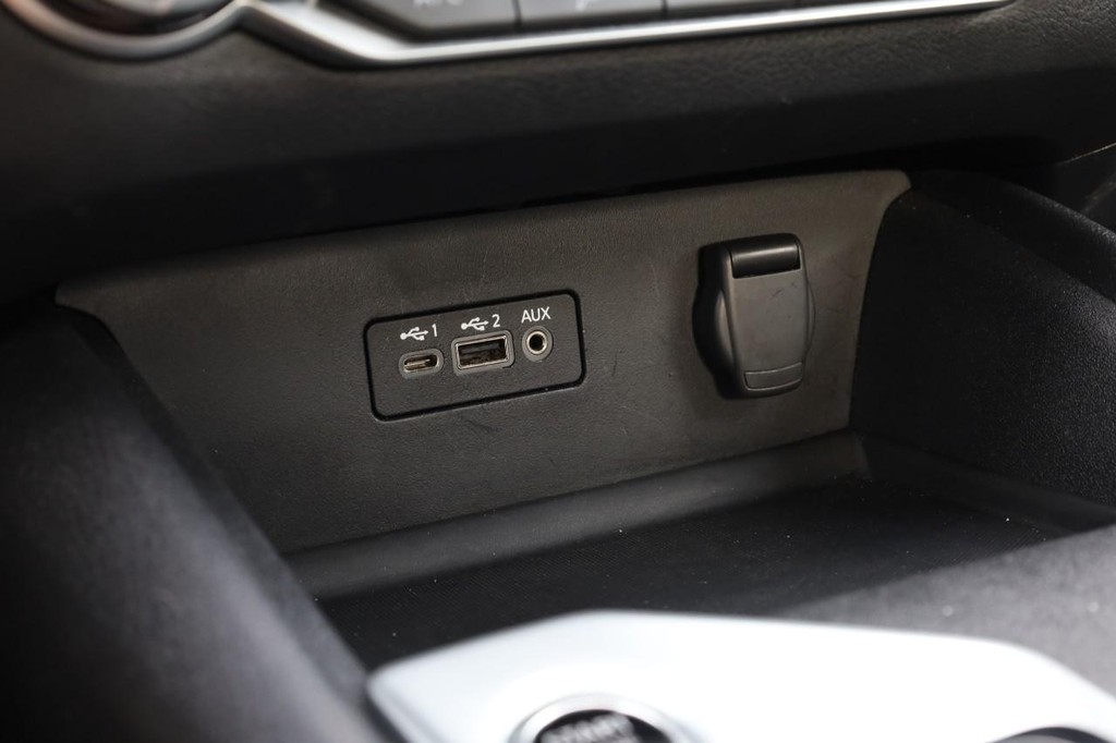 Nissan Altima Vehicle Full-screen Gallery Image 14