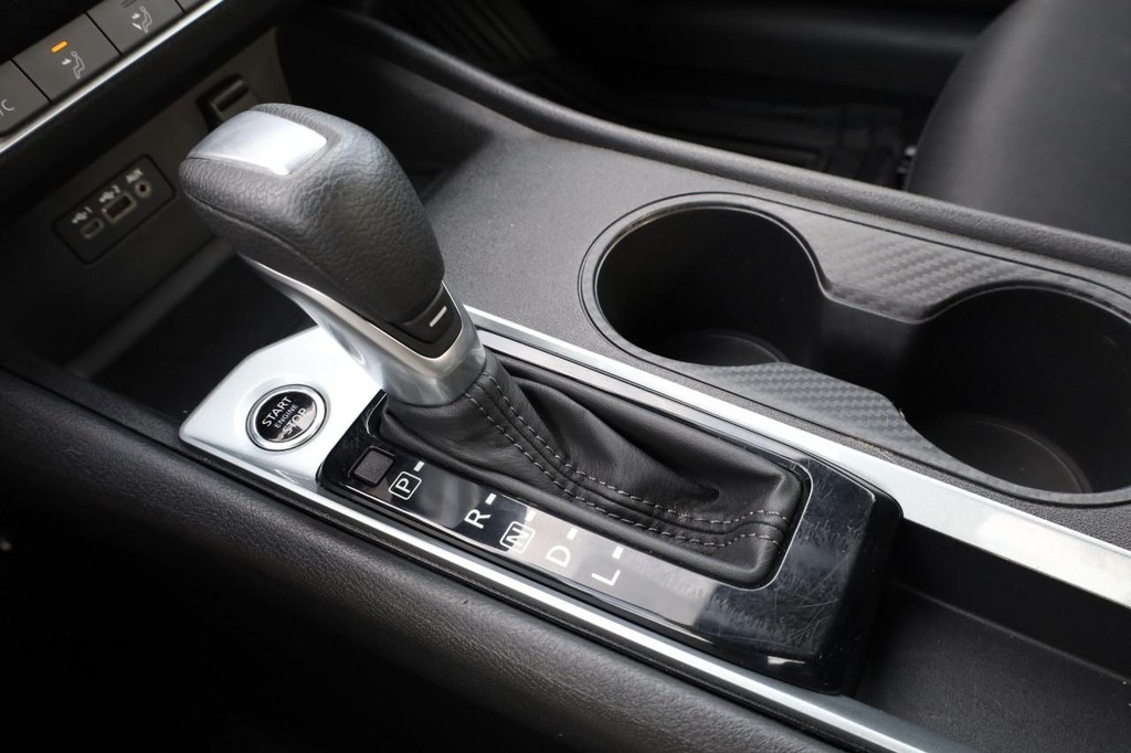 Nissan Altima Vehicle Full-screen Gallery Image 15