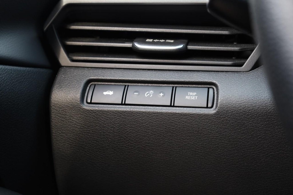 Nissan Altima Vehicle Full-screen Gallery Image 18