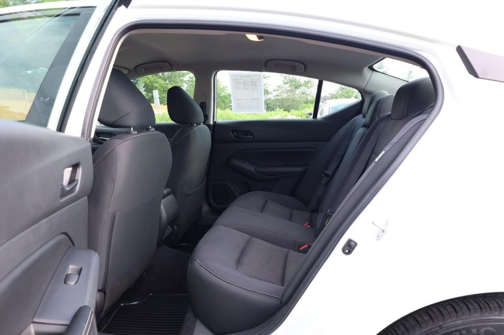 Nissan Altima Vehicle Full-screen Gallery Image 19