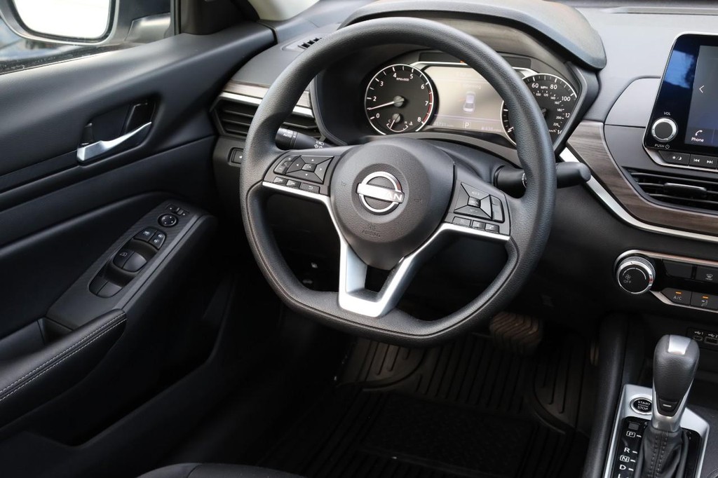 Nissan Altima Vehicle Full-screen Gallery Image 22