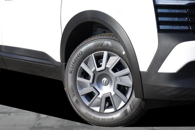 Nissan Kicks Vehicle Image 03