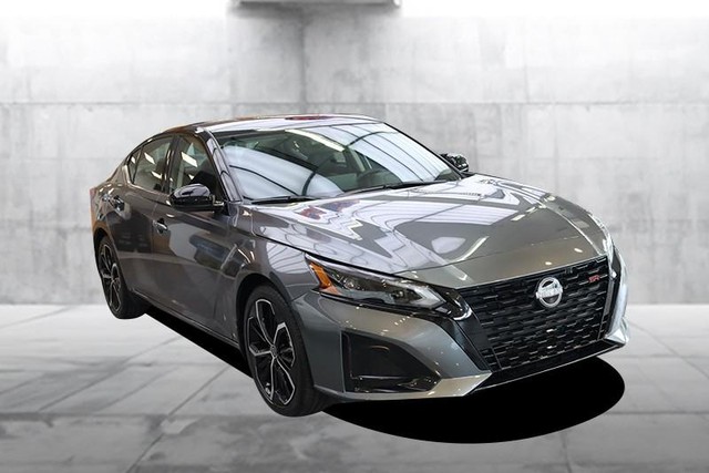 Nissan Altima Vehicle Full-screen Gallery Image 2