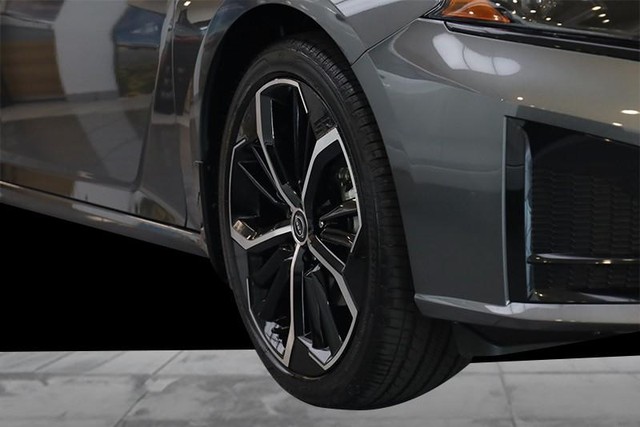 Nissan Altima Vehicle Full-screen Gallery Image 3