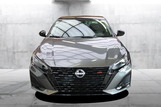 Nissan Altima Vehicle Full-screen Gallery Image 4