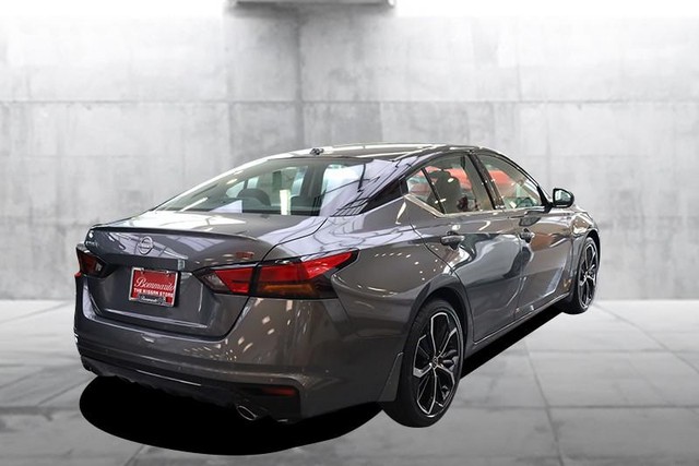 Nissan Altima Vehicle Full-screen Gallery Image 5