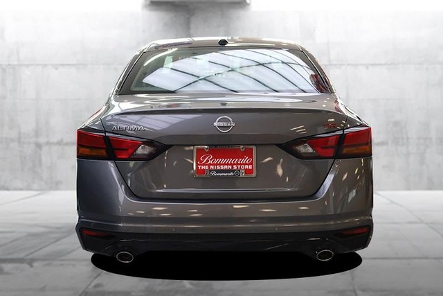 Nissan Altima Vehicle Full-screen Gallery Image 6