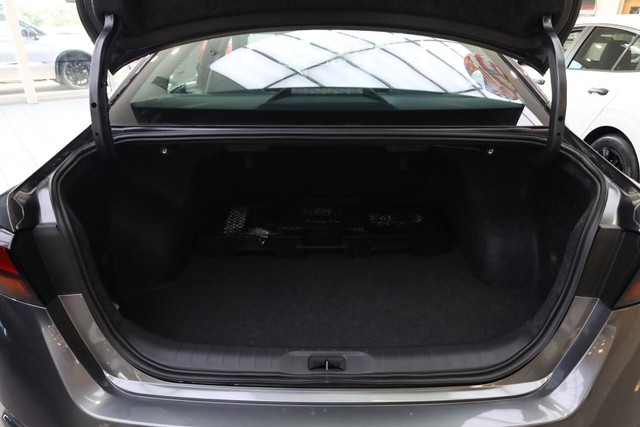 Nissan Altima Vehicle Full-screen Gallery Image 7