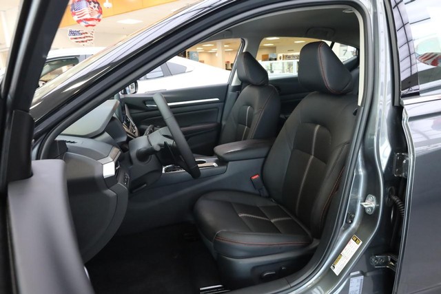 Nissan Altima Vehicle Full-screen Gallery Image 8