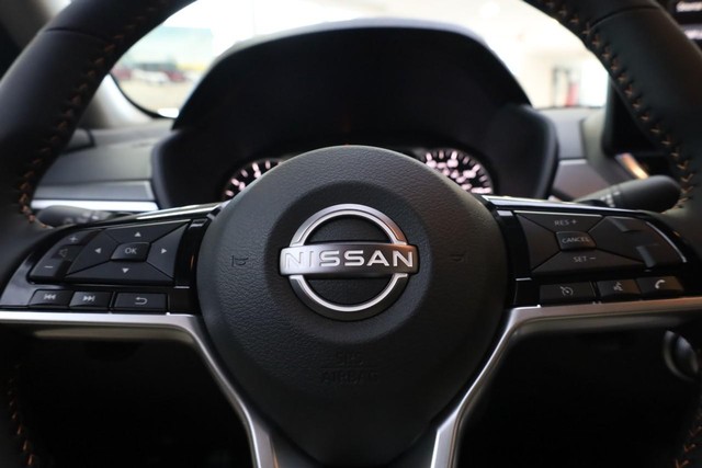 Nissan Altima Vehicle Full-screen Gallery Image 9
