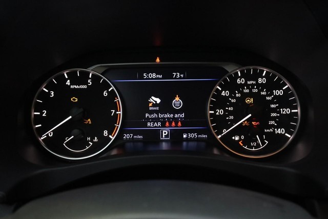 Nissan Altima Vehicle Full-screen Gallery Image 10