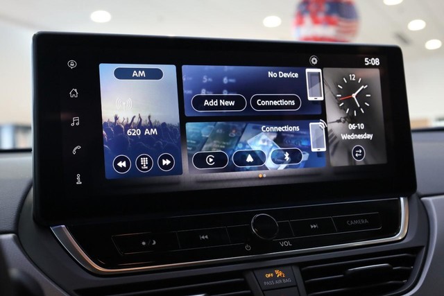 Nissan Altima Vehicle Full-screen Gallery Image 11