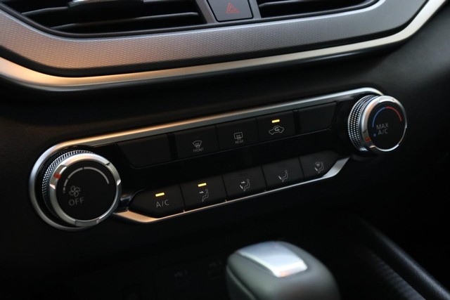 Nissan Altima Vehicle Full-screen Gallery Image 13