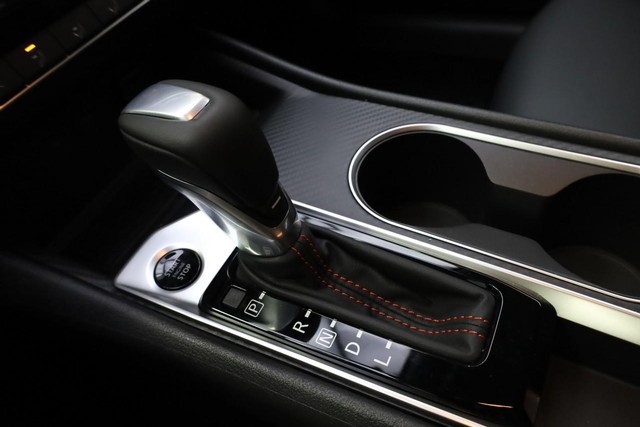 Nissan Altima Vehicle Full-screen Gallery Image 15