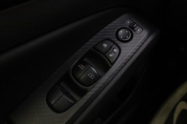 Nissan Altima Vehicle Full-screen Gallery Image 17