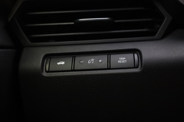Nissan Altima Vehicle Full-screen Gallery Image 18