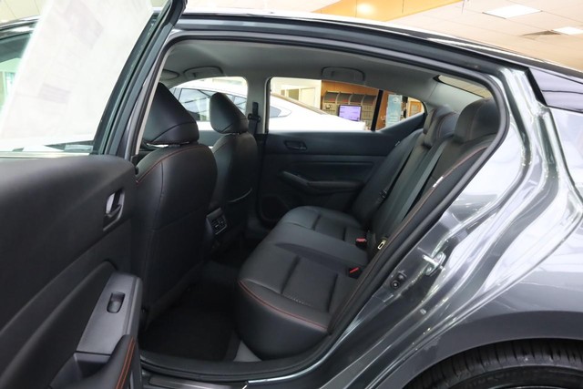 Nissan Altima Vehicle Full-screen Gallery Image 19
