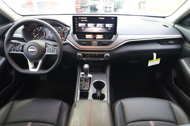 Nissan Altima Vehicle Full-screen Gallery Image 21