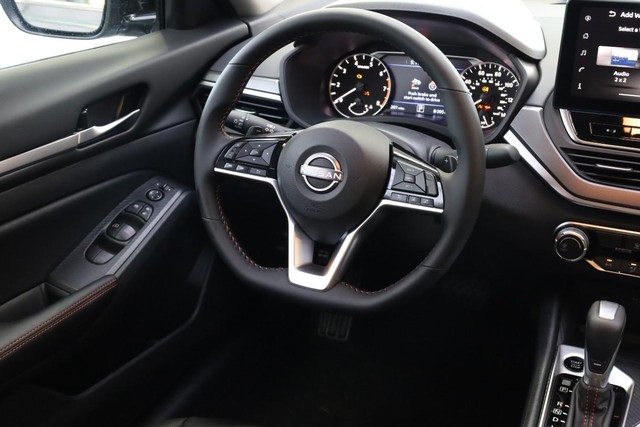 Nissan Altima Vehicle Full-screen Gallery Image 22