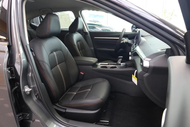 Nissan Altima Vehicle Full-screen Gallery Image 23