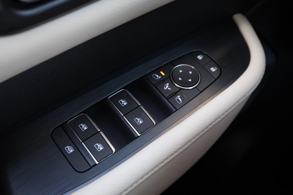 Nissan Armada Vehicle Image 21