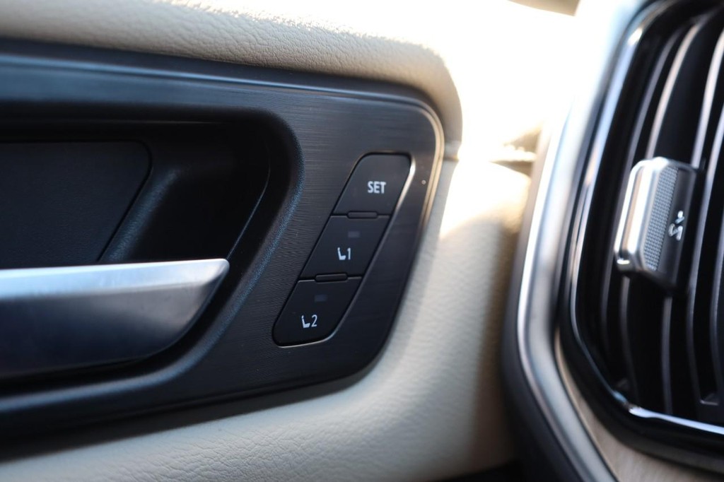 Nissan Armada Vehicle Image 22