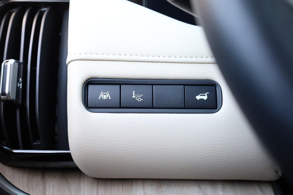 Nissan Armada Vehicle Image 23
