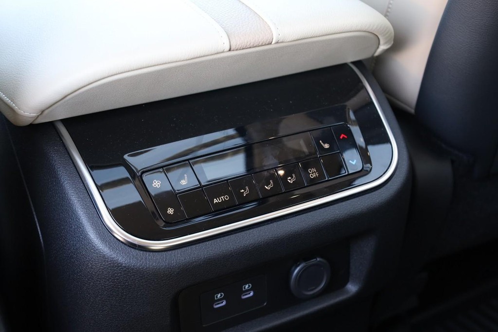Nissan Armada Vehicle Image 27
