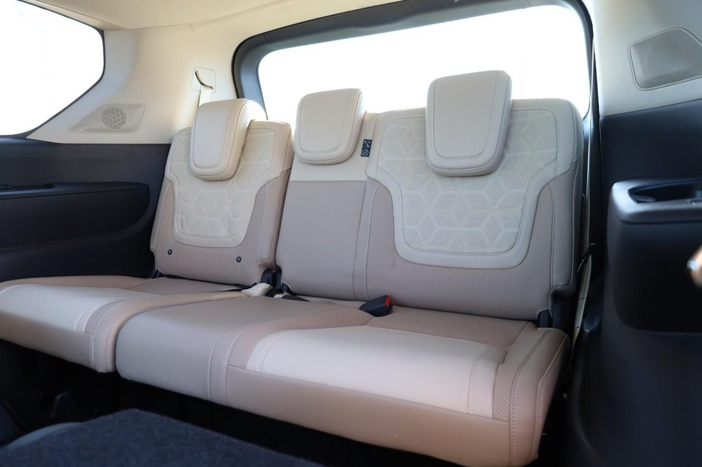 Nissan Armada Vehicle Image 30