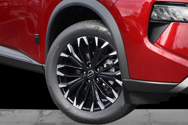 Nissan Rogue Vehicle Full-screen Gallery Image 3