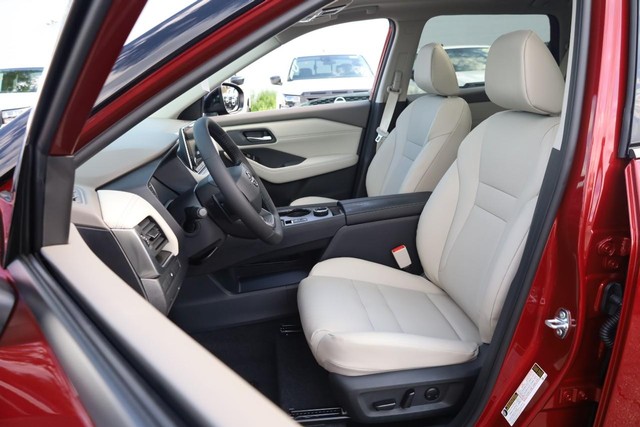 Nissan Rogue Vehicle Full-screen Gallery Image 8