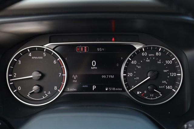 Nissan Rogue Vehicle Full-screen Gallery Image 12