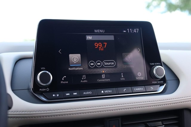 Nissan Rogue Vehicle Full-screen Gallery Image 13
