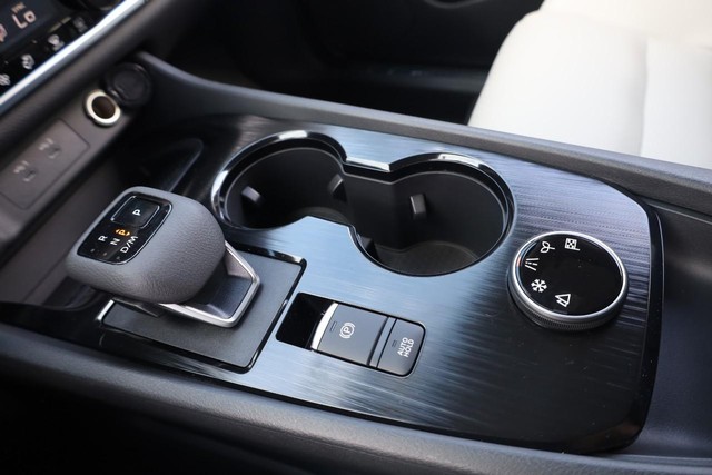 Nissan Rogue Vehicle Full-screen Gallery Image 17