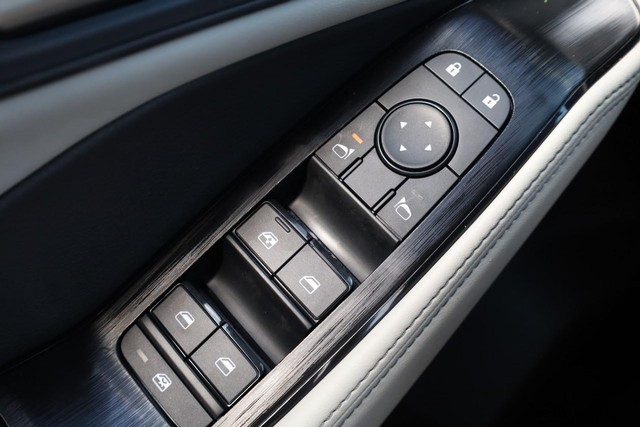 Nissan Rogue Vehicle Full-screen Gallery Image 19