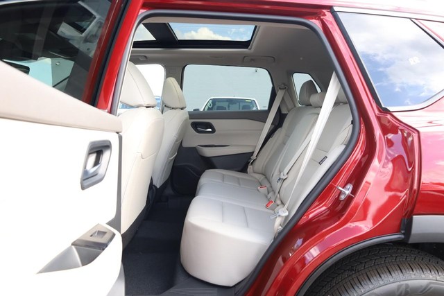 Nissan Rogue Vehicle Full-screen Gallery Image 22