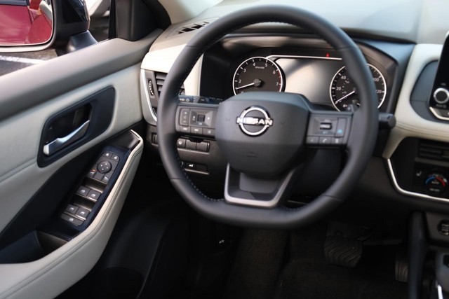 Nissan Rogue Vehicle Full-screen Gallery Image 25